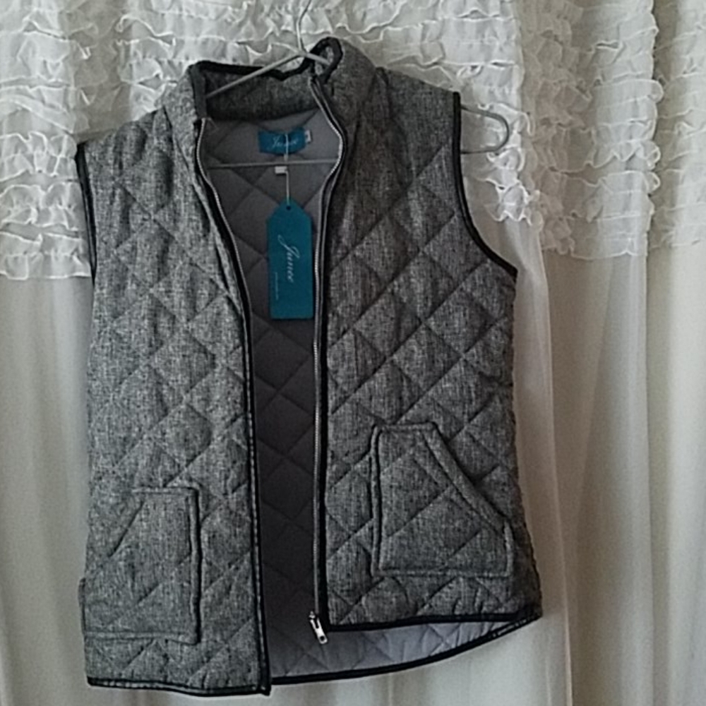 Quilted puffer sleeveless vest jacket